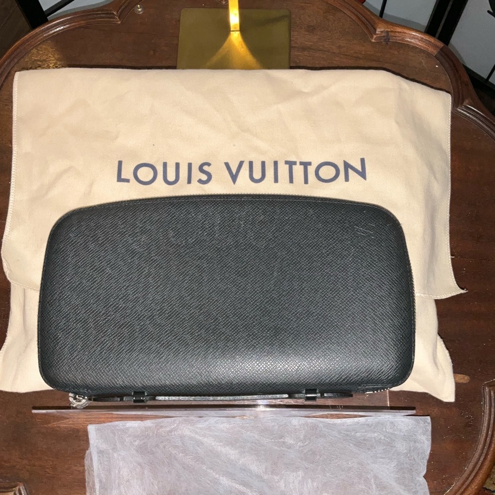 Louis Vuitton Taiga Atoll Black Travel Clutch Portfolio Leather Case W Dust Bag